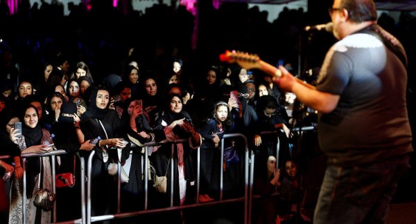 İslam ölkəsində GÖZLƏNİLMƏZ YENİLİK: qadınlarla kişilər birlikdə...