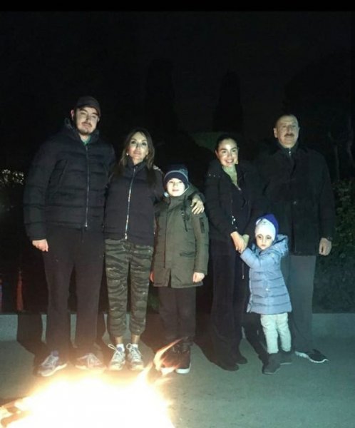 İlham Əliyev ailəsi ilə birgə tonqal ətrafında – FOTO