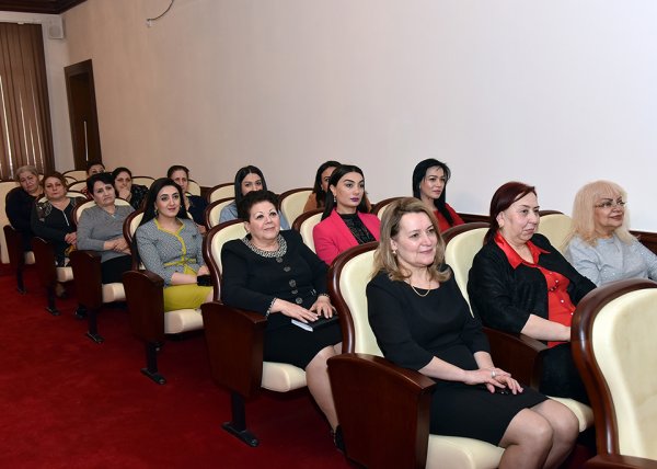 Sumqayıtın icra başçısı qadın əməkdaşları təbrik etdi – FOTOLAR