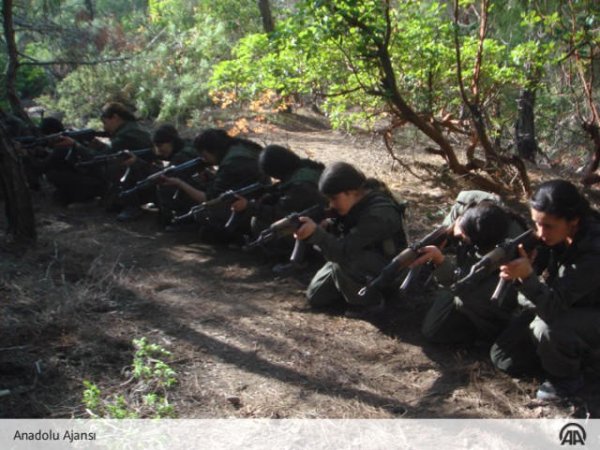 12-13 yaşlı qızlar hərbi formada, əllərində silah - FOTO 12-13 yaşlı qızlar hərbi formada, əllərində silah - FOTO