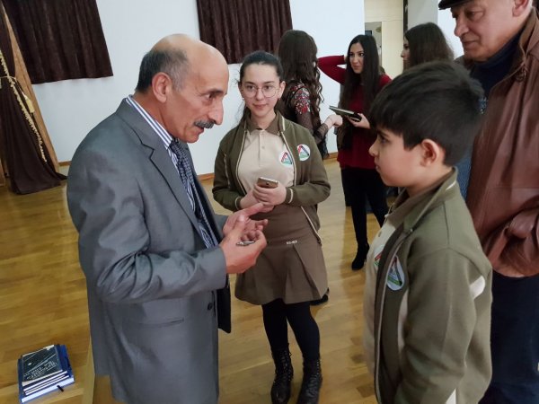 Sumqayıtlı yazıçının "AND"ı "slavyanlar"ın diqqət mərkəzində - FOTOLAR Sumqayıtlı yazıçının "AND"ı "slavyanlar"ın diqqət mərkəzində - FOTOLAR