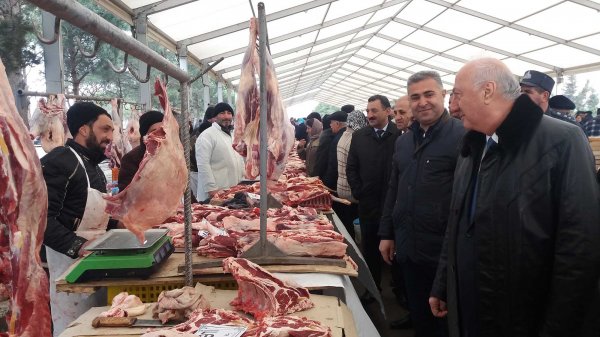Zakir Fərəcov növbəti dəfə bayram yarmarkasında - FOTOLAR Zakir Fərəcov növbəti dəfə bayram yarmarkasında - FOTOLAR