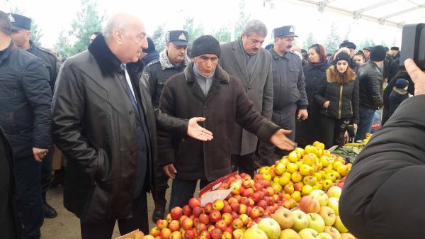 Zakir Fərəcov növbəti dəfə bayram yarmarkasında - FOTOLAR Zakir Fərəcov növbəti dəfə bayram yarmarkasında - FOTOLAR
