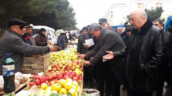 Zakir Fərəcov növbəti dəfə bayram yarmarkasında - FOTOLAR Zakir Fərəcov növbəti dəfə bayram yarmarkasında - FOTOLAR