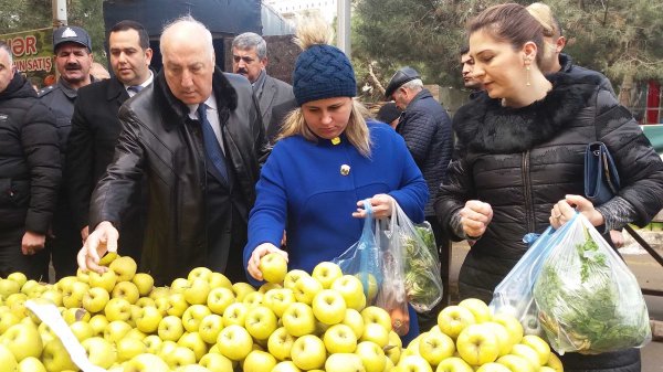Zakir Fərəcov növbəti dəfə bayram yarmarkasında - FOTOLAR Zakir Fərəcov növbəti dəfə bayram yarmarkasında - FOTOLAR