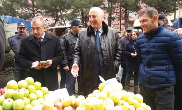 Zakir Fərəcov növbəti dəfə bayram yarmarkasında - FOTOLAR Zakir Fərəcov növbəti dəfə bayram yarmarkasında - FOTOLAR