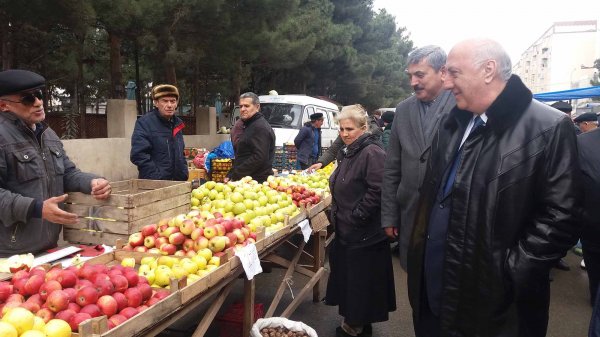 Zakir Fərəcov növbəti dəfə bayram yarmarkasında - FOTOLAR Zakir Fərəcov növbəti dəfə bayram yarmarkasında - FOTOLAR