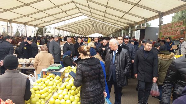 Zakir Fərəcov növbəti dəfə bayram yarmarkasında - FOTOLAR Zakir Fərəcov növbəti dəfə bayram yarmarkasında - FOTOLAR
