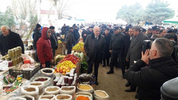 Zakir Fərəcov növbəti dəfə bayram yarmarkasında - FOTOLAR Zakir Fərəcov növbəti dəfə bayram yarmarkasında - FOTOLAR