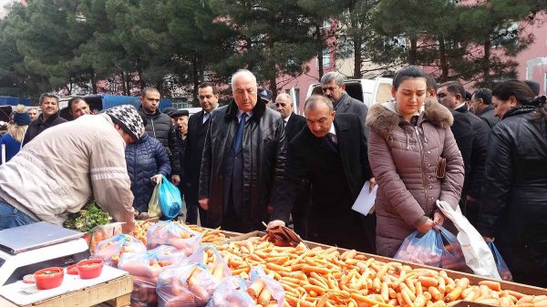 Zakir Fərəcov növbəti dəfə bayram yarmarkasında - FOTOLAR Zakir Fərəcov növbəti dəfə bayram yarmarkasında - FOTOLAR