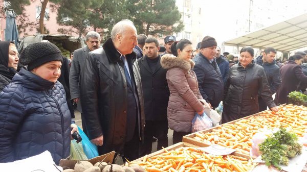 Zakir Fərəcov növbəti dəfə bayram yarmarkasında - FOTOLAR Zakir Fərəcov növbəti dəfə bayram yarmarkasında - FOTOLAR