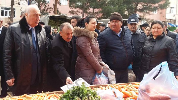 Zakir Fərəcov növbəti dəfə bayram yarmarkasında - FOTOLAR Zakir Fərəcov növbəti dəfə bayram yarmarkasında - FOTOLAR