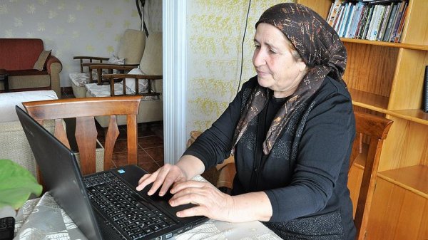 İnəyini satıb, özünə kompüter alan məktəb müəlliməsi - FOTOLAR