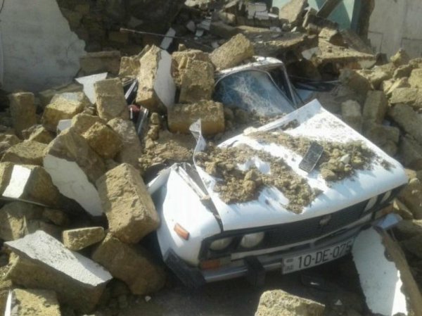 Bakıda yaşayış binası uçdu, maşınlar dağıntılar altında qaldı -VİDEO + FOTO