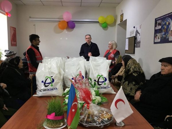 Sumqayıtda 300 nəfərə bayram sovqatı verildi - FOTO Sumqayıtda 300 nəfərə bayram sovqatı verildi - FOTO
