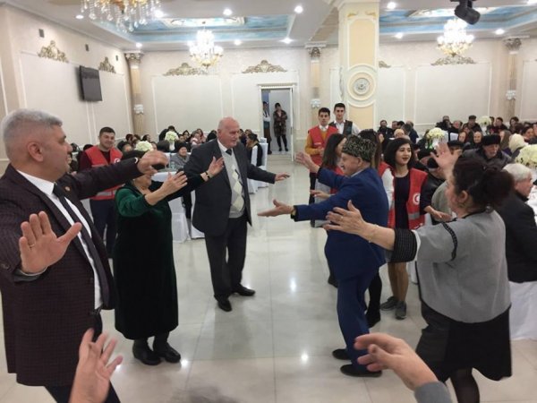 Sumqayıtda 300 nəfərə bayram sovqatı verildi - FOTO Sumqayıtda 300 nəfərə bayram sovqatı verildi - FOTO