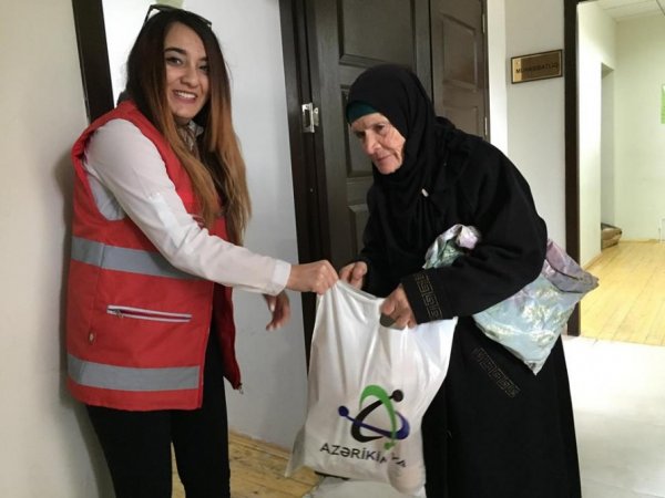 Sumqayıtda 300 nəfərə bayram sovqatı verildi - FOTO Sumqayıtda 300 nəfərə bayram sovqatı verildi - FOTO