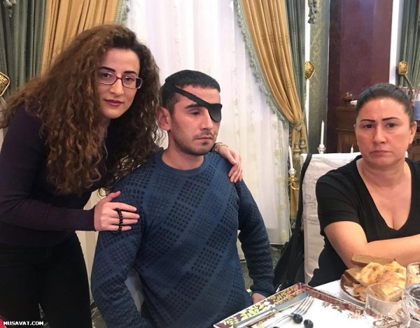 Füzuli Məmmədov növbəti dəfə 6 qazi ailəsinə ev hədiyyə etdi - FOTOLAR Füzuli Məmmədov növbəti dəfə 6 qazi ailəsinə ev hədiyyə etdi - FOTOLAR