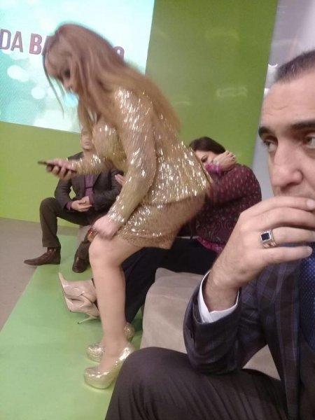 Ruhəngiz Allahverdiyevanın qısa ətəkdə kameraarxası - FOTOLAR Ruhəngiz Allahverdiyevanın qısa ətəkdə kameraarxası - FOTOLAR