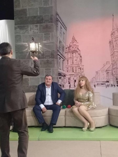 Ruhəngiz Allahverdiyevanın qısa ətəkdə kameraarxası - FOTOLAR Ruhəngiz Allahverdiyevanın qısa ətəkdə kameraarxası - FOTOLAR
