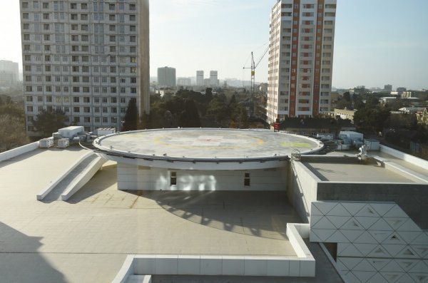 Bakıdakı beynəlxalq hospitalda 850 nəfər işləyəcək, helikopterlərin enməsi üçün meydança da yaradılıb Bakıdakı beynəlxalq hospitalda 850 nəfər işləyəcək, helikopterlərin enməsi üçün meydança da yaradılıb