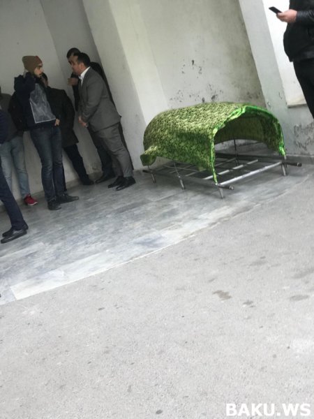 Səbinə Mirzəyevanın cənazəsi evinə gətirildi - Tanınmışlar axın etdi -  FOTOLAR