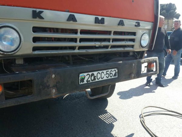 Sumqayıtda dəhşətli qəza - Minik avtomobili "Kamaz"ın altında qaldı (FOTOLAR) 