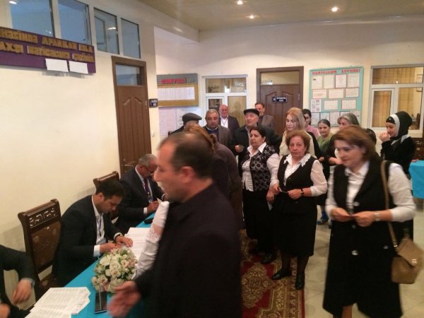 Qubadlıda seçicilərin yüksək aktivliyi müşahidə olunur - FOTOLAR Qubadlıda seçicilərin yüksək aktivliyi müşahidə olunur - FOTOLAR