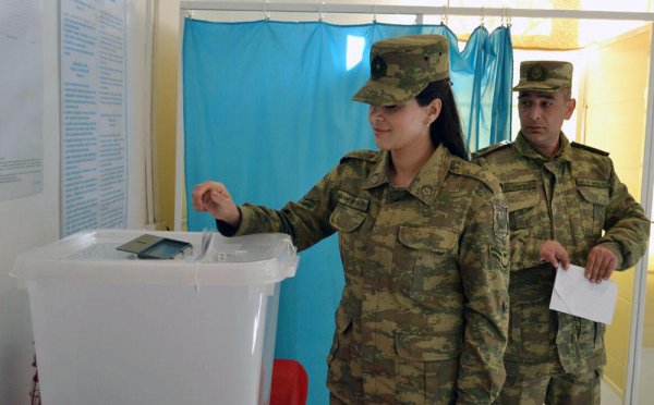 Azərbaycan Ordusunun şəxsi heyəti səsvermədə iştirak edir - FOTO