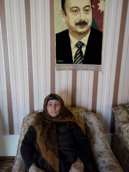 Prezidentliyə namizədin anası da İlham Əliyevə səs verdi - MARAQLI...