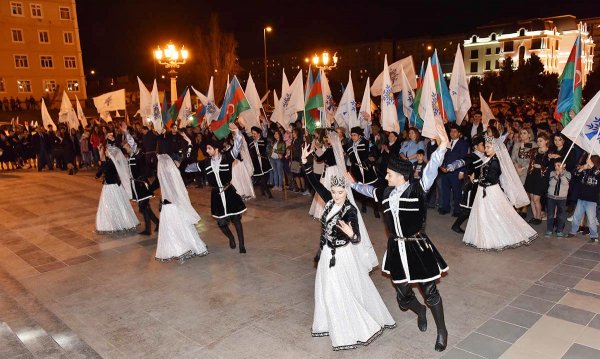 İlham Əliyevin prezident seçkilərində qələbəsi Sumqayıtda belə qeyd olundu - FOTOLAR İlham Əliyevin prezident seçkilərində qələbəsi Sumqayıtda belə qeyd olundu - FOTOLAR