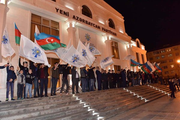 İlham Əliyevin prezident seçkilərində qələbəsi Sumqayıtda belə qeyd olundu - FOTOLAR İlham Əliyevin prezident seçkilərində qələbəsi Sumqayıtda belə qeyd olundu - FOTOLAR