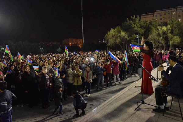 İlham Əliyevin prezident seçkilərində qələbəsi Sumqayıtda belə qeyd olundu - FOTOLAR İlham Əliyevin prezident seçkilərində qələbəsi Sumqayıtda belə qeyd olundu - FOTOLAR