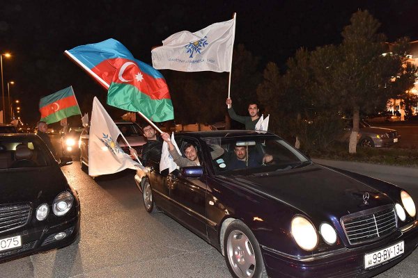 İlham Əliyevin prezident seçkilərində qələbəsi Sumqayıtda belə qeyd olundu - FOTOLAR İlham Əliyevin prezident seçkilərində qələbəsi Sumqayıtda belə qeyd olundu - FOTOLAR