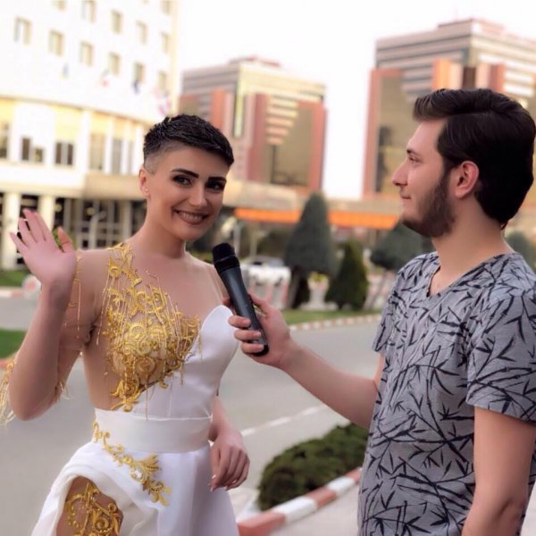 Azərbaycanlı aparıcı transparan paltarı ilə diqqət mərkəzində - FOTO Azərbaycanlı aparıcı transparan paltarı ilə diqqət mərkəzində - FOTO