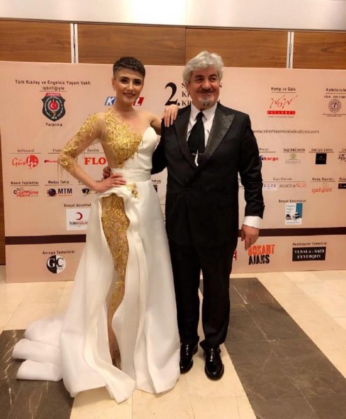 Azərbaycanlı aparıcı transparan paltarı ilə diqqət mərkəzində - FOTO Azərbaycanlı aparıcı transparan paltarı ilə diqqət mərkəzində - FOTO