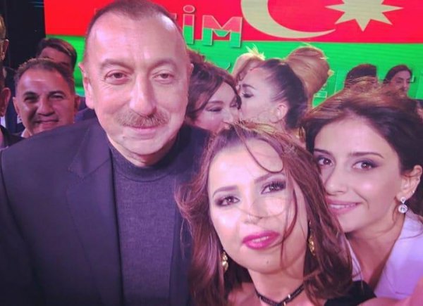 Prezident və ailəsi sənətçilərlə bir arada - FOTOLAR