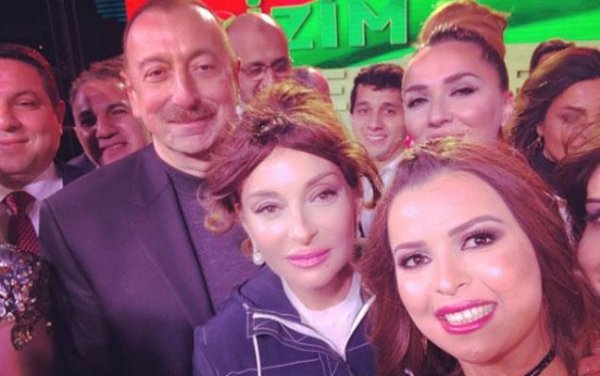 Prezident və ailəsi sənətçilərlə bir arada - FOTOLAR