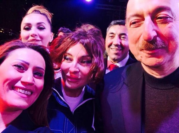 Prezident və ailəsi sənətçilərlə bir arada - FOTOLAR