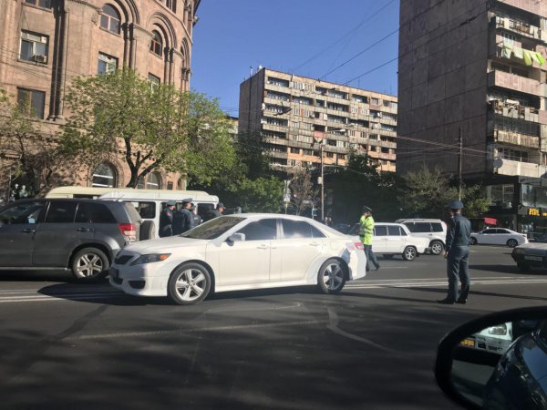 Yerevanda tələbələrlə polis arasında toqquşma baş verib Yerevanda tələbələrlə polis arasında toqquşma baş verib