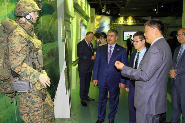 Zakir Həsənov Çinin döyüş vasitələri ilə tanış olub - FOTO Zakir Həsənov Çinin döyüş vasitələri ilə tanış olub - FOTO