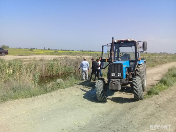 Sabirabadda traktorun aşması nəticəsində ölən 6 nəfər qohumdur - FOTO Sabirabadda traktorun aşması nəticəsində ölən 6 nəfər qohumdur - FOTO