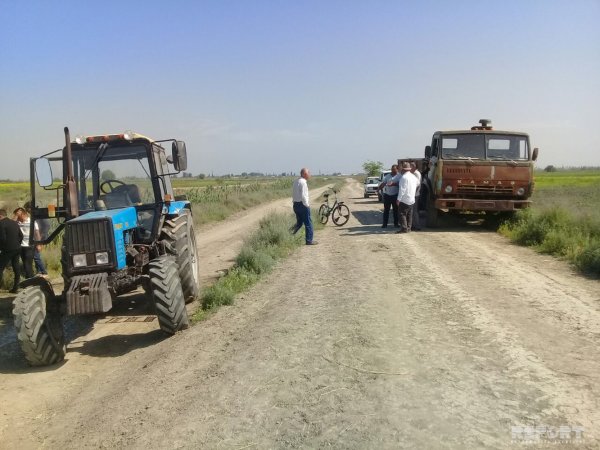 Sabirabadda traktorun aşması nəticəsində ölən 6 nəfər qohumdur - FOTO Sabirabadda traktorun aşması nəticəsində ölən 6 nəfər qohumdur - FOTO
