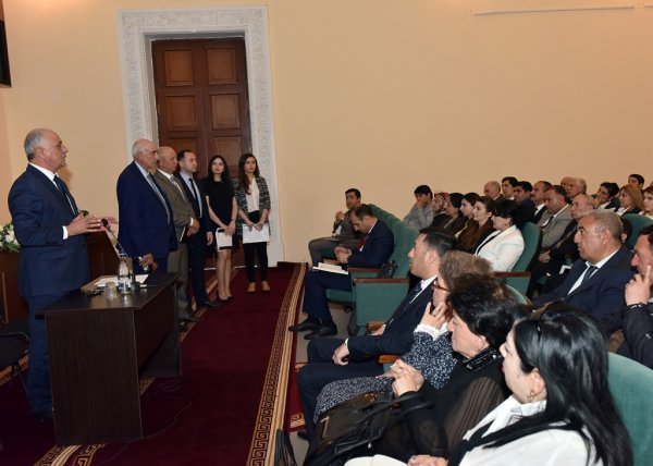 Sumqayıtda idarə rəisi müdirləri topladı: problemlərdən danışdı - FOTOLAR Sumqayıtda idarə rəisi müdirləri topladı: problemlərdən danışdı - FOTOLAR