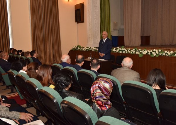 Sumqayıtda idarə rəisi müdirləri topladı: problemlərdən danışdı - FOTOLAR Sumqayıtda idarə rəisi müdirləri topladı: problemlərdən danışdı - FOTOLAR
