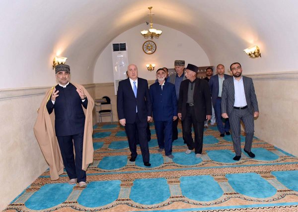 Zakir Fərəcov Corat qəsəbə məscidində - FOTOLAR Zakir Fərəcov Corat qəsəbə məscidində - FOTOLAR