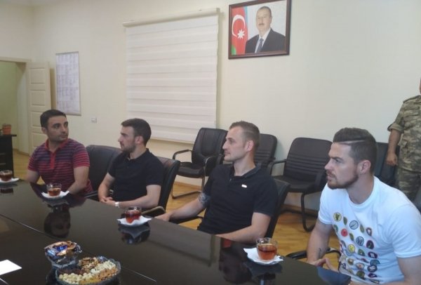 "Qarabağ" klubunun futbolçuları Qarabağ bölgəsində hərbçilərlə görüşüb "Qarabağ" klubunun futbolçuları Qarabağ bölgəsində hərbçilərlə görüşüb