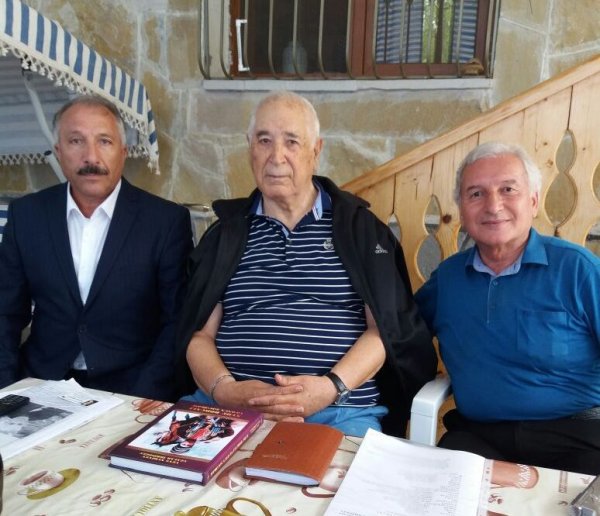 Sumqayıtda şöbə müdirinin daha bir istedadı: "Ocaqlı" təxəllüsü ilə şeir yazır - FOTOFAKT Sumqayıtda şöbə müdirinin daha bir istedadı: "Ocaqlı" təxəllüsü ilə şeir yazır - FOTOFAKT