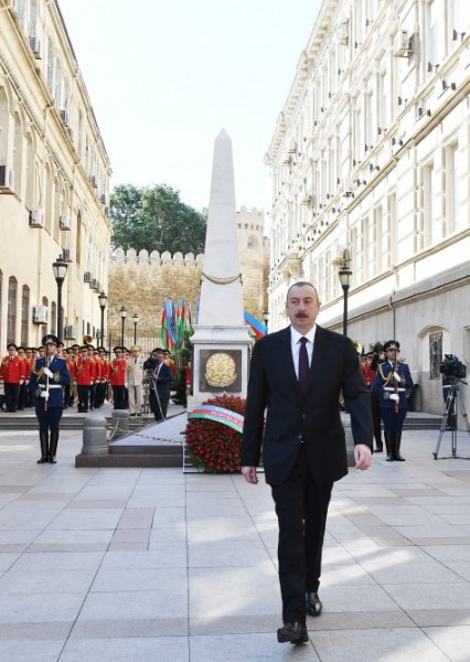 Prezident Azərbaycan Xalq Cümhuriyyətinin şərəfinə ucaldılmış abidəni ziyarət etdi -FOTO Prezident Azərbaycan Xalq Cümhuriyyətinin şərəfinə ucaldılmış abidəni ziyarət etdi -FOTO