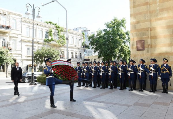 Prezident Azərbaycan Xalq Cümhuriyyətinin şərəfinə ucaldılmış abidəni ziyarət etdi -FOTO Prezident Azərbaycan Xalq Cümhuriyyətinin şərəfinə ucaldılmış abidəni ziyarət etdi -FOTO